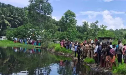 കോട്ടയത്ത് കുളത്തില്‍ ചൂണ്ടയിടുന്നതിനിടെ രണ്ട് വിദ്യാര്‍ഥികള്‍ മുങ്ങിമരിച്ചു