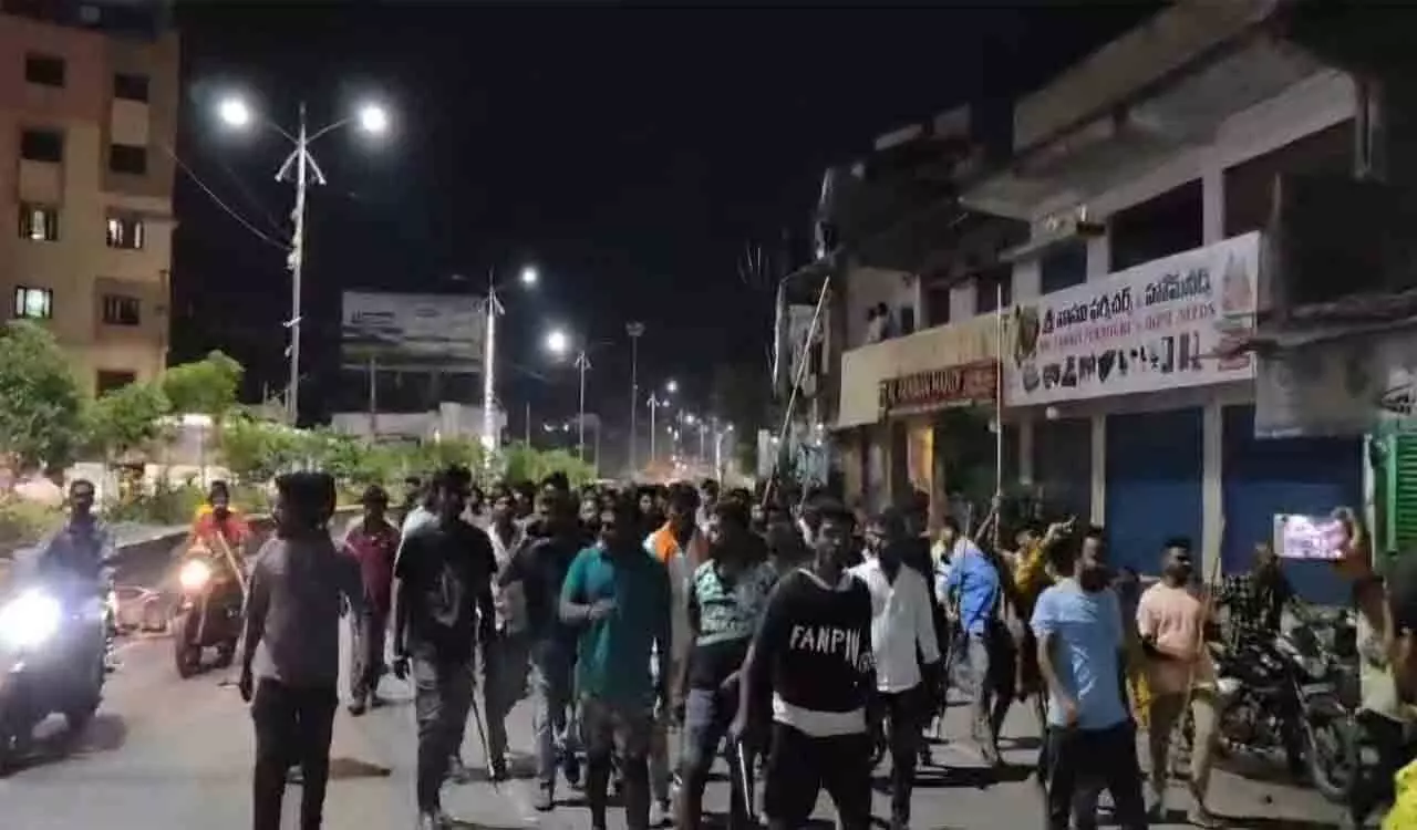 പശുകടത്താരോപണം; തെലങ്കാനയില് സംഘര്ഷം; 13 ബിജെപി-യുവമോര്ച്ച നേതാക്കള് അറസ്റ്റില് പശുകടത്താരോപണം; തെലങ്കാനയില് സംഘര്ഷം; 13 ബിജെപി-യുവമോര്ച്ച നേതാക്കള് അറസ്റ്റില്