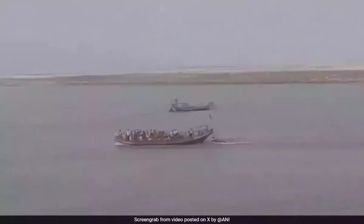 ഗംഗാനദിയില് ബോട്ട് മറിഞ്ഞ് ആറുപേരെ കാണാതായി; തിരച്ചില് തുടരുന്നു ഗംഗാനദിയില് ബോട്ട് മറിഞ്ഞ് ആറുപേരെ കാണാതായി; തിരച്ചില് തുടരുന്നു