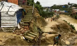 റോഹിങ്ക്യൻ അഭയാർത്ഥി ക്യാംപിലുണ്ടായ മണ്ണിടിച്ചിലിൽ ഒമ്പത് പേർ കൊല്ലപ്പെട്ടു റോഹിങ്ക്യൻ അഭയാർത്ഥി ക്യാംപിലുണ്ടായ മണ്ണിടിച്ചിലിൽ ഒമ്പത് പേർ കൊല്ലപ്പെട്ടു
