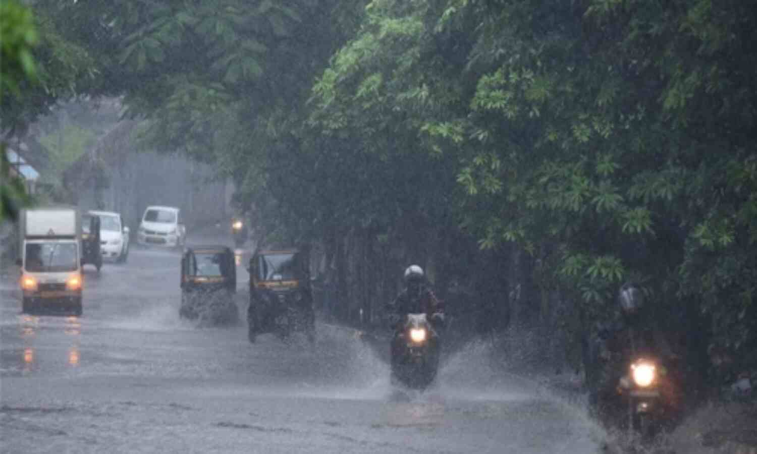 സംസ്ഥാനത്ത് പലയിടത്തും ശക്തമായ മഴ തുടരുന്നു; രണ്ട് ജില്ലകളില് നാളെ സ്കൂള് അവധി സംസ്ഥാനത്ത് പലയിടത്തും ശക്തമായ മഴ തുടരുന്നു; രണ്ട് ജില്ലകളില് നാളെ സ്കൂള് അവധി