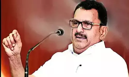 സൂര്യനും ചന്ദ്രനുമല്ല കറുത്ത മേഘം,പുറത്തുവന്നത് അത്രത്തോളം ദേശദ്രോഹപരമായ വാര്ത്ത; മുഖ്യമന്ത്രിയെ പരിഹസിച്ച് കെ മുരളീധരന് സൂര്യനും ചന്ദ്രനുമല്ല കറുത്ത മേഘം,പുറത്തുവന്നത് അത്രത്തോളം ദേശദ്രോഹപരമായ വാര്ത്ത; മുഖ്യമന്ത്രിയെ പരിഹസിച്ച് കെ മുരളീധരന്