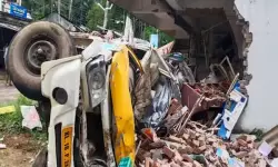 കോഴിക്കോട് നിയന്ത്രണംവിട്ട പിക്കപ്പ് വാന്‍ കടയിലേക്ക് ഇടിച്ചുകയറി ചായകുടിക്കാനെത്തിയ രണ്ട് പേര്‍ മരിച്ചു