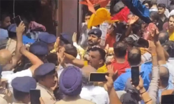ഹിമാചലില്‍ മുസ്‌ലിം വ്യാപാരിയുടെ വസ്ത്രാലയം കൊള്ളയടിച്ചും അടിച്ചുതകര്‍ത്തും ആള്‍ക്കൂട്ടം; ബലിമൃഗത്തിന്റെ ചിത്രം സ്റ്റാറ്റസ് ആക്കിയെന്ന് ആരോപണം