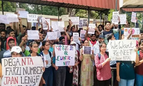 നീറ്റ് പരീക്ഷാ ക്രമക്കേട്; അന്വേഷണം ഊര്ജിതം, കേസിലെ മുഖ്യകണ്ണിയ്ക്കായി തിരച്ചില് ശക്തമാക്കി പോലിസ് നീറ്റ് പരീക്ഷാ ക്രമക്കേട്; അന്വേഷണം ഊര്ജിതം, കേസിലെ മുഖ്യകണ്ണിയ്ക്കായി തിരച്ചില് ശക്തമാക്കി പോലിസ്