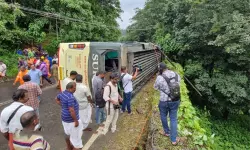 പാലാ-തൊടുപുഴ റോഡിൽ ടൂറിസ്റ്റ് ബസ് മറിഞ്ഞ് 20 പേർക്ക് പരിക്ക്