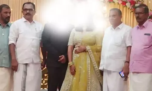 പെരിയ ഇരട്ടക്കൊലക്കേസ് പ്രതിയുടെ മകന്റെ വിവാഹത്തില് പങ്കെടുത്ത നേതാക്കളെ കോണ്ഗ്രസ് പുറത്താക്കി പെരിയ ഇരട്ടക്കൊലക്കേസ് പ്രതിയുടെ മകന്റെ വിവാഹത്തില് പങ്കെടുത്ത നേതാക്കളെ കോണ്ഗ്രസ് പുറത്താക്കി