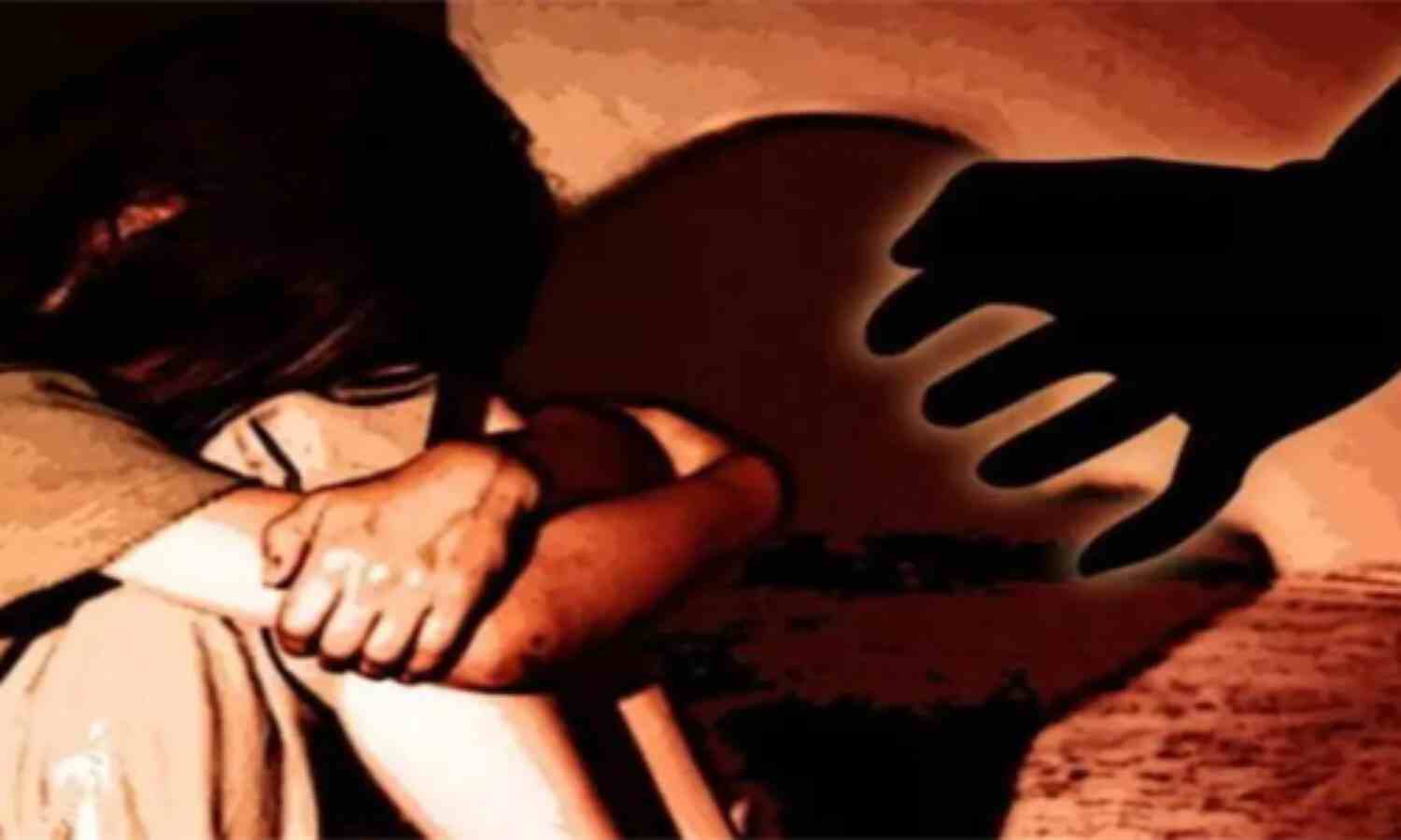 13 കാരിയെ പീഡിപ്പിച്ച പിതാവും ബന്ധുക്കളും അറസ്റ്റിൽ 13 കാരിയെ പീഡിപ്പിച്ച പിതാവും ബന്ധുക്കളും അറസ്റ്റിൽ