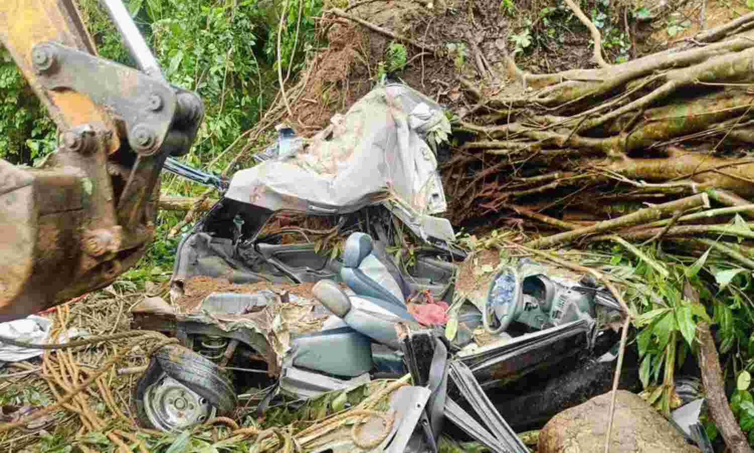 നേര്യമംഗലത്ത് കൂറ്റന്മരം വാഹനങ്ങള്ക്കുമേല് വീണ് ഒരാള് മരിച്ചു; പ്രതിഷേധവുമായി നാട്ടുകാര് നേര്യമംഗലത്ത് കൂറ്റന്മരം വാഹനങ്ങള്ക്കുമേല് വീണ് ഒരാള് മരിച്ചു; പ്രതിഷേധവുമായി നാട്ടുകാര്