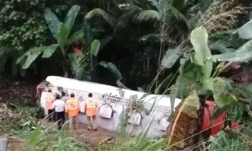 കിളിമാനൂരില് പെട്രോള് കൊണ്ടുപോയ ടാങ്കര് ലോറി മറിഞ്ഞു കിളിമാനൂരില് പെട്രോള് കൊണ്ടുപോയ ടാങ്കര് ലോറി മറിഞ്ഞു