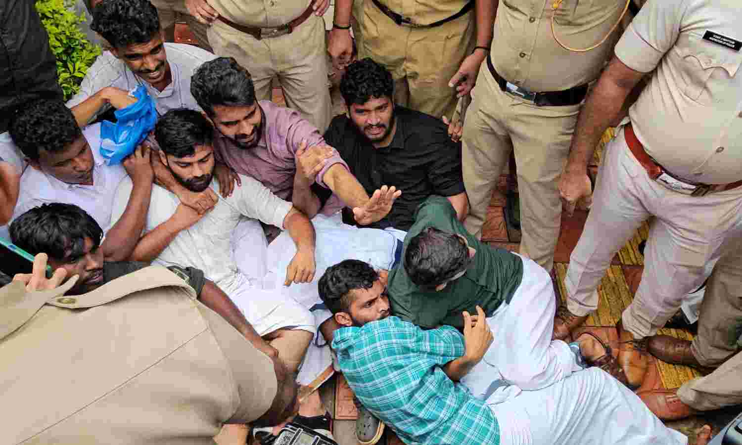 മലബാറിലെ പ്ലസ് വണ് സീറ്റ് പ്രതിസന്ധി; കെ എസ് യു വിദ്യാഭ്യാസ ബന്ദ് പൂര്ണം മലബാറിലെ പ്ലസ് വണ് സീറ്റ് പ്രതിസന്ധി; കെ എസ് യു വിദ്യാഭ്യാസ ബന്ദ് പൂര്ണം
