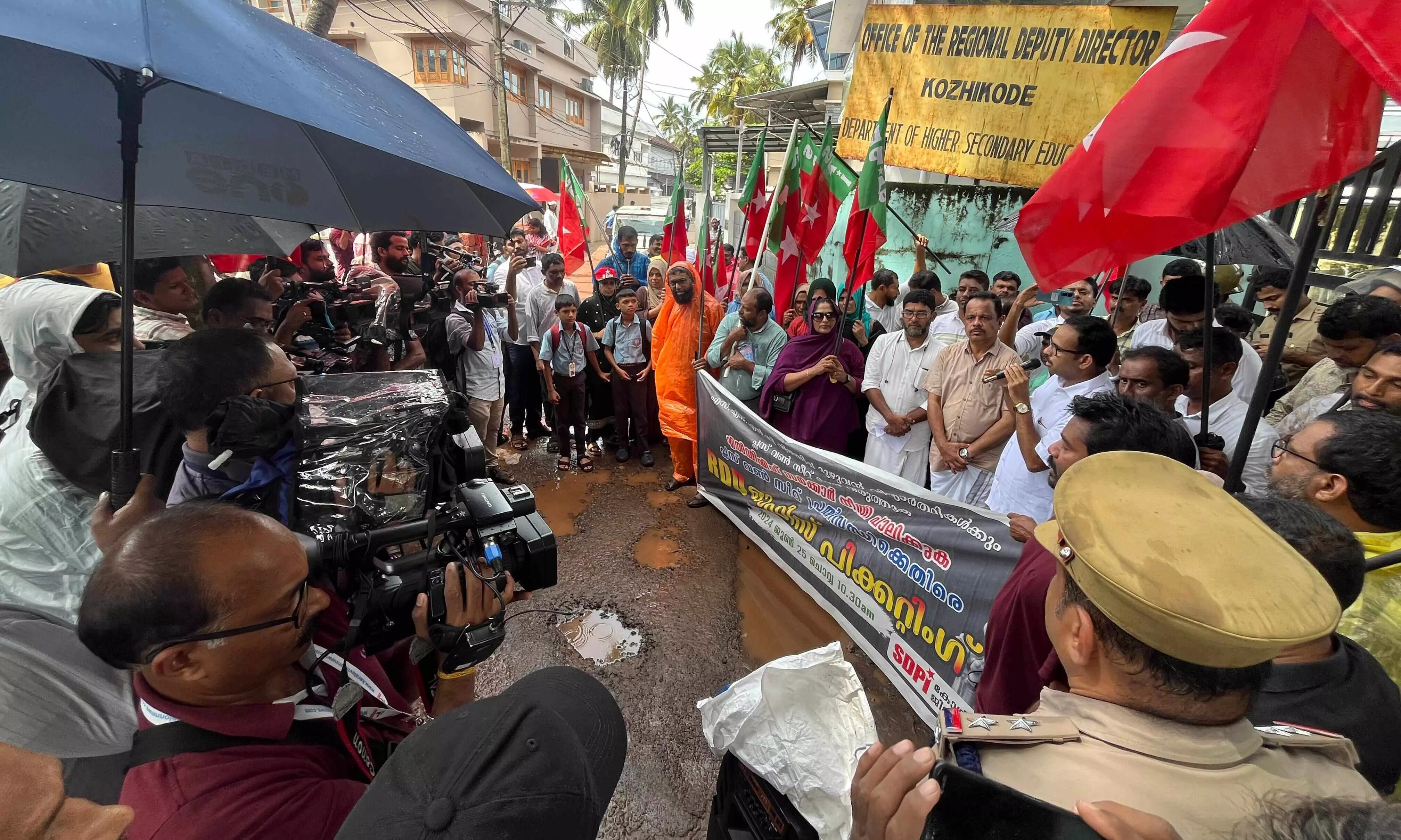 പ്ലസ് വണ് സീറ്റ് പ്രതിസന്ധി; കോഴിക്കോട്ട് സമരം ചെയ്ത എസ്ഡിപിഐ നേതാക്കളെ അറസ്റ്റ് ചെയ്തു പ്ലസ് വണ് സീറ്റ് പ്രതിസന്ധി; കോഴിക്കോട്ട് സമരം ചെയ്ത എസ്ഡിപിഐ നേതാക്കളെ അറസ്റ്റ് ചെയ്തു