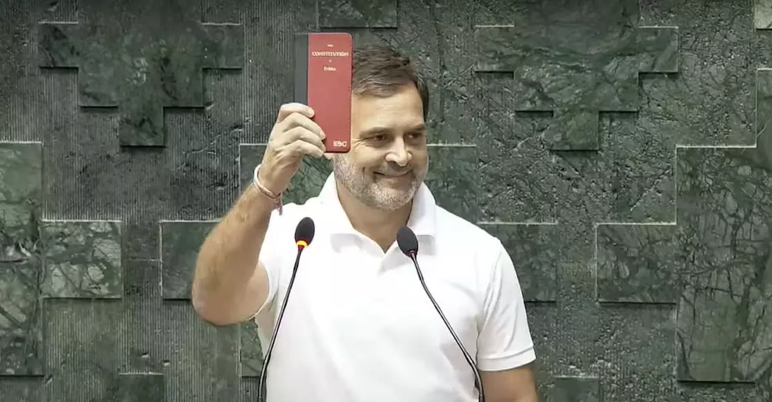 ഭരണഘടനയുടെ ചെറിയ പതിപ്പ് ഉയര്‍ത്തിപ്പിടിച്ച് രാഹുല്‍ ഗാന്ധിയുടെ സത്യപ്രതിജ്ഞ