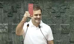 ഭരണഘടനയുടെ ചെറിയ പതിപ്പ് ഉയര്ത്തിപ്പിടിച്ച് രാഹുല് ഗാന്ധിയുടെ സത്യപ്രതിജ്ഞ ഭരണഘടനയുടെ ചെറിയ പതിപ്പ് ഉയര്ത്തിപ്പിടിച്ച് രാഹുല് ഗാന്ധിയുടെ സത്യപ്രതിജ്ഞ