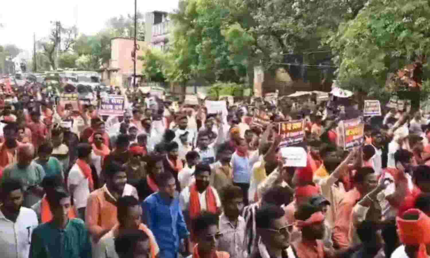 ഛത്തീസ്ഗഢിലെ പശുക്കൊല; കൊലയാളികള്ക്കു വേണ്ടി കൂറ്റന് റാലിയുമായി വിഎച്ച്പി(വീഡിയോ) ഛത്തീസ്ഗഢിലെ പശുക്കൊല; കൊലയാളികള്ക്കു വേണ്ടി കൂറ്റന് റാലിയുമായി വിഎച്ച്പി(വീഡിയോ)
