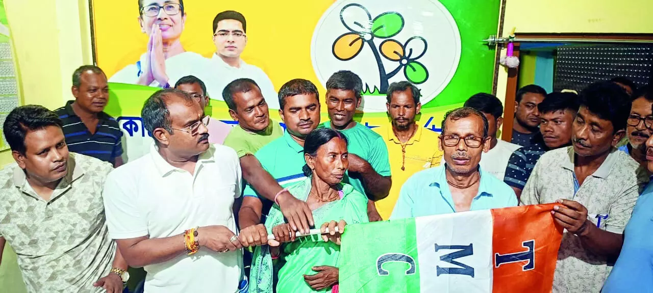 ബംഗാള് ബിജെപിയില് കുത്തൊഴുക്ക്; 130 പഞ്ചായത്തംഗങ്ങള് തൃണമൂലില് ചേര്ന്നു ബംഗാള് ബിജെപിയില് കുത്തൊഴുക്ക്; 130 പഞ്ചായത്തംഗങ്ങള് തൃണമൂലില് ചേര്ന്നു