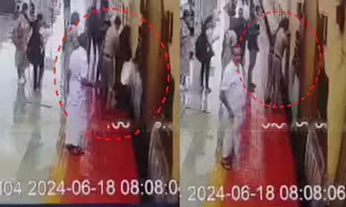 തിരൂര് റെയില്വെ സ്റ്റേഷനില് ട്രെയിനില് നിന്ന് വീണ സ്ത്രീയെ രക്ഷപെടുത്തി ആര്പിഎഫ് ഉദ്യോഗസ്ഥന് തിരൂര് റെയില്വെ സ്റ്റേഷനില് ട്രെയിനില് നിന്ന് വീണ സ്ത്രീയെ രക്ഷപെടുത്തി ആര്പിഎഫ് ഉദ്യോഗസ്ഥന്