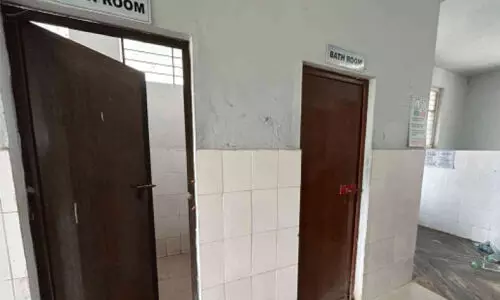 കായംകുളം താലൂക്ക് ആശുപത്രിയിയിൽ സ്ത്രീകളുടെ വാർഡിൽ ശുചിമുറി ഇല്ല; ആശ്രയം പുരുഷ വാർഡ് കായംകുളം താലൂക്ക് ആശുപത്രിയിയിൽ സ്ത്രീകളുടെ വാർഡിൽ ശുചിമുറി ഇല്ല; ആശ്രയം പുരുഷ വാർഡ്