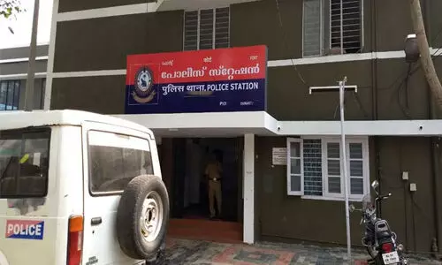 തിരുവനന്തപുരത്ത് മൂന്ന് വയസുകാരനെ തിളച്ച ചായയൊഴിച്ച് പൊള്ളിച്ച സംഭവം; കുട്ടിയുടെ മുത്തച്ഛൻ അറസ്റ്റിൽ തിരുവനന്തപുരത്ത് മൂന്ന് വയസുകാരനെ തിളച്ച ചായയൊഴിച്ച് പൊള്ളിച്ച സംഭവം; കുട്ടിയുടെ മുത്തച്ഛൻ അറസ്റ്റിൽ