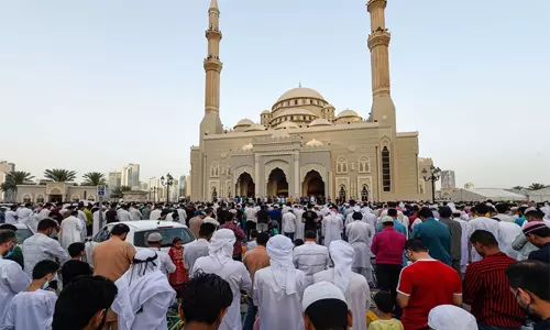 ദുബായില് ചൂട് കനക്കുന്നു; ജുമുഅ 10 മിനിറ്റിൽ തീർക്കാൻ നിർദേശം ദുബായില് ചൂട് കനക്കുന്നു; ജുമുഅ 10 മിനിറ്റിൽ തീർക്കാൻ നിർദേശം