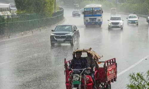 ഡല്ഹിയില് കനത്തമഴ; മൂന്ന് മരണം, മഴക്കെടുതി നേരിടാൻ എല്ലാ തയ്യാറെടുപ്പുകളും പൂർത്തിയായെന്ന് സർക്കാർ ഡല്ഹിയില് കനത്തമഴ; മൂന്ന് മരണം, മഴക്കെടുതി നേരിടാൻ എല്ലാ തയ്യാറെടുപ്പുകളും പൂർത്തിയായെന്ന് സർക്കാർ