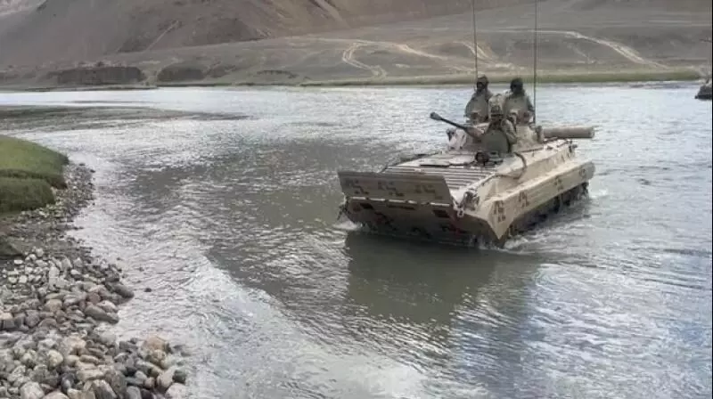 ലഡാക്കില് സൈനിക പരിശീലനത്തിനിടെ ടാങ്ക് ഒഴുക്കില്പ്പെട്ടു; അഞ്ച് സൈനികര് മരിച്ചു ലഡാക്കില് സൈനിക പരിശീലനത്തിനിടെ ടാങ്ക് ഒഴുക്കില്പ്പെട്ടു; അഞ്ച് സൈനികര് മരിച്ചു