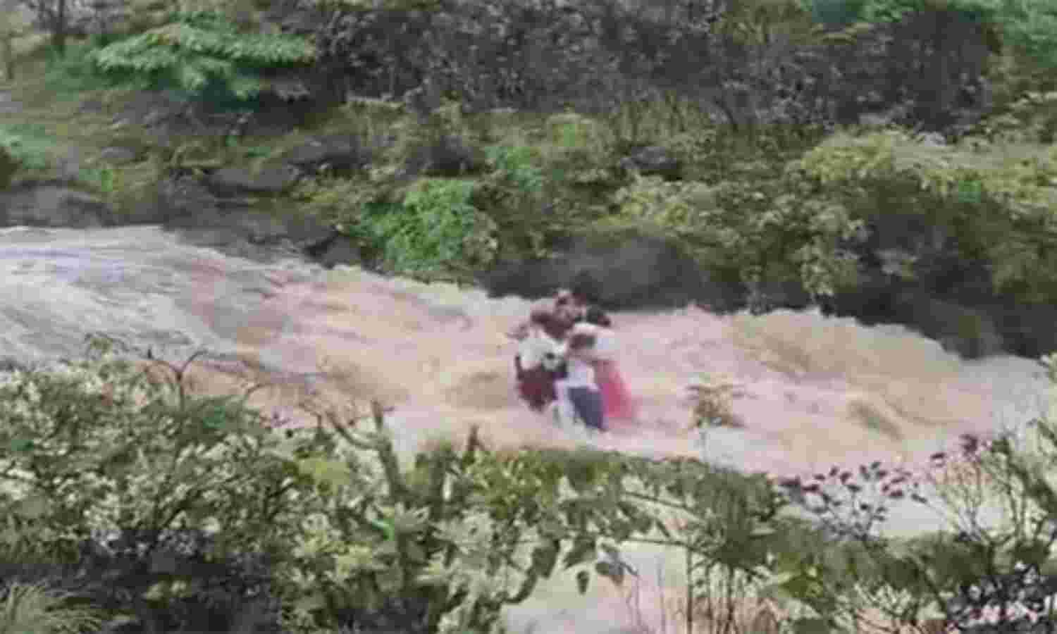 മഹാരാഷ്ട്രയില് കനത്ത മഴയെ തുടര്ന്ന് വെള്ളച്ചാട്ടത്തില് കുടുംബം ഒലിച്ചുപോയി; അഞ്ച് പേര് മരിച്ചു മഹാരാഷ്ട്രയില് കനത്ത മഴയെ തുടര്ന്ന് വെള്ളച്ചാട്ടത്തില് കുടുംബം ഒലിച്ചുപോയി; അഞ്ച് പേര് മരിച്ചു