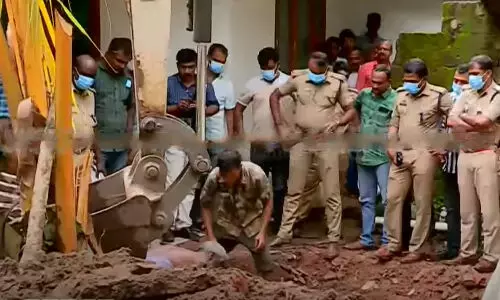 മാന്നാറിൽ 15 വര്ഷം മുമ്പ് കാണാതായ 20കാരിയുടെ മൃതദേഹത്തിനായി വീട്ടുവളപ്പിലെ സെപ്റ്റിക് ടാങ്ക് പൊളിച്ച് പരിശോധന മാന്നാറിൽ 15 വര്ഷം മുമ്പ് കാണാതായ 20കാരിയുടെ മൃതദേഹത്തിനായി വീട്ടുവളപ്പിലെ സെപ്റ്റിക് ടാങ്ക് പൊളിച്ച് പരിശോധന