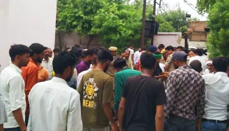 യുപിയില് വന് ദുരന്തം: മതപരമായ ചടങ്ങിനിടെ തിക്കിലും തിരക്കിലും 107 മരണം യുപിയില് വന് ദുരന്തം: മതപരമായ ചടങ്ങിനിടെ തിക്കിലും തിരക്കിലും 107 മരണം