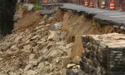 മുക്കാളിയില്‍ ദേശീയപാതയോരത്തെ സംരക്ഷണ ഭിത്തി തകര്‍ന്നു വീണു; ഒഴിവായത് വന്‍ ദുരന്തം