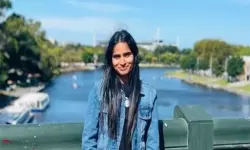 നാട്ടിലേക്ക് മടങ്ങവേ ഇന്ത്യന്‍ വംശജയായ യുവതി  മെല്‍ബണില്‍ വിമാനത്തില്‍ മരിച്ചു