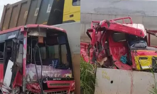 കോഴിക്കോട് ടിപ്പര് ലോറിയും സ്വകാര്യ ബസും കൂട്ടിയിടിച്ച് നിരവധി പേര്ക്ക് പരിക്ക് കോഴിക്കോട് ടിപ്പര് ലോറിയും സ്വകാര്യ ബസും കൂട്ടിയിടിച്ച് നിരവധി പേര്ക്ക് പരിക്ക്