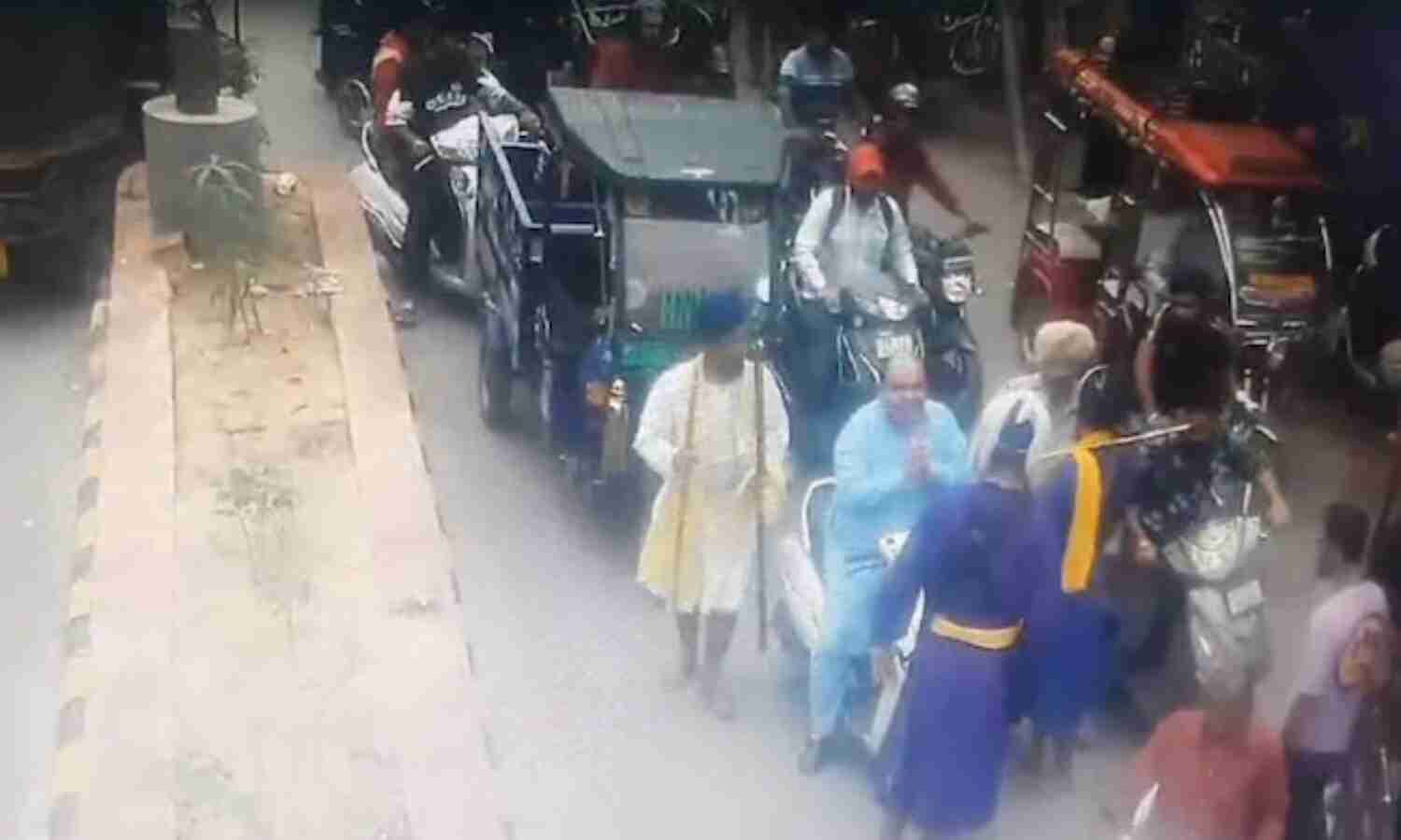 സിഖുകാര്ക്കെതിരായ വിദ്വേഷ പരാമര്ശം: പഞ്ചാബില് ശിവസേന നേതാവ് നടുറോഡില് വെട്ടിക്കൊല്ലാന് ശ്രമം(വീഡിയോ) സിഖുകാര്ക്കെതിരായ വിദ്വേഷ പരാമര്ശം: പഞ്ചാബില് ശിവസേന നേതാവ് നടുറോഡില് വെട്ടിക്കൊല്ലാന് ശ്രമം(വീഡിയോ)