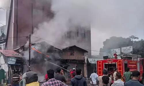 കോഴിക്കോട് മുതലക്കുളത്ത് വന് തീപ്പിടിത്തം; രണ്ട് കടകള് കത്തിനശിച്ചു കോഴിക്കോട് മുതലക്കുളത്ത് വന് തീപ്പിടിത്തം; രണ്ട് കടകള് കത്തിനശിച്ചു