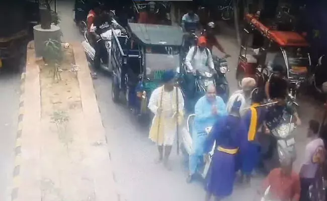 സിഖുകാര്ക്കെതിരായ വിദ്വേഷ പരാമര്ശം: പഞ്ചാബില് ശിവസേന നേതാവ് നടുറോഡില് വെട്ടിക്കൊല്ലാന് ശ്രമം(വീഡിയോ) സിഖുകാര്ക്കെതിരായ വിദ്വേഷ പരാമര്ശം: പഞ്ചാബില് ശിവസേന നേതാവ് നടുറോഡില് വെട്ടിക്കൊല്ലാന് ശ്രമം(വീഡിയോ)
