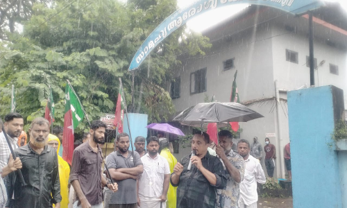 രോഗികളെ പരിശോധിക്കാന്‍ വിസമ്മതിച്ചത് ചോദ്യം ചെയ്തതിന് കള്ളക്കേസ്; ആശുപത്രിയിലേക്ക് എസ് ഡിപിഐ മാര്‍ച്ച് നടത്തി