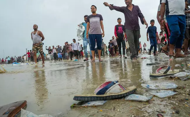 ഹാത്‌റസ് ദുരന്തം: ആറ് ഉദ്യോഗസ്ഥര്‍ സസ്‌പെന്‍ഷനില്‍; ആള്‍ദൈവത്തെ പ്രതിചേര്‍ക്കാതെ യുപി പോലിസ്