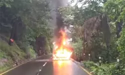 താമരശ്ശേരി ചുരത്തിൽ ഓടിക്കൊണ്ടിരുന്ന കാർ കത്തിനശിച്ചു
