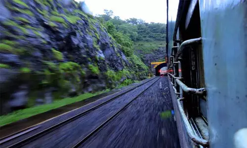 കൊങ്കൺ പാതയിൽ വെള്ളക്കെട്ട്: കേരളത്തിൽ നിന്നുള്ള അഞ്ച് ട്രെയിനുകൾ വഴിതിരിച്ചുവിടുന്നു കൊങ്കൺ പാതയിൽ വെള്ളക്കെട്ട്: കേരളത്തിൽ നിന്നുള്ള അഞ്ച് ട്രെയിനുകൾ വഴിതിരിച്ചുവിടുന്നു