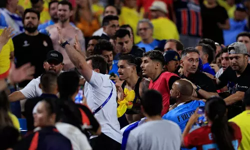 കോപ്പയില് കൈയ്യാങ്കളി; ന്യൂനസും അറൗജുവും കൊളംബിയന് ആരാധകരെ തല്ലി കോപ്പയില് കൈയ്യാങ്കളി; ന്യൂനസും അറൗജുവും കൊളംബിയന് ആരാധകരെ തല്ലി