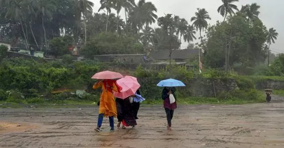 കനത്ത മഴ; അഞ്ച് ജില്ലകളിലെ വിദ്യാഭ്യാസ സ്ഥാപനങ്ങള്ക്ക് നാളെ അവധി കനത്ത മഴ; അഞ്ച് ജില്ലകളിലെ വിദ്യാഭ്യാസ സ്ഥാപനങ്ങള്ക്ക് നാളെ അവധി