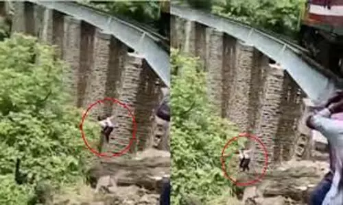 പാലത്തിനു മുകളിലെ റെയില്പാളത്തില്നിന്ന് ഫോട്ടോ ഷൂട്ട്; ട്രെയിൻ വന്നപ്പോൾ 90 അടി താഴ്ചയിലേക്ക് ചാടി നവദമ്പതിമാർ പാലത്തിനു മുകളിലെ റെയില്പാളത്തില്നിന്ന് ഫോട്ടോ ഷൂട്ട്; ട്രെയിൻ വന്നപ്പോൾ 90 അടി താഴ്ചയിലേക്ക് ചാടി നവദമ്പതിമാർ