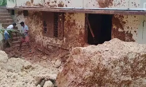 40 അടി ഉയരത്തിൽനിന്ന് മണ്ണിടിഞ്ഞ് വീട്ടിലേക്ക്; ഒഴിവായത് വൻ ദുരന്തം 40 അടി ഉയരത്തിൽനിന്ന് മണ്ണിടിഞ്ഞ് വീട്ടിലേക്ക്; ഒഴിവായത് വൻ ദുരന്തം