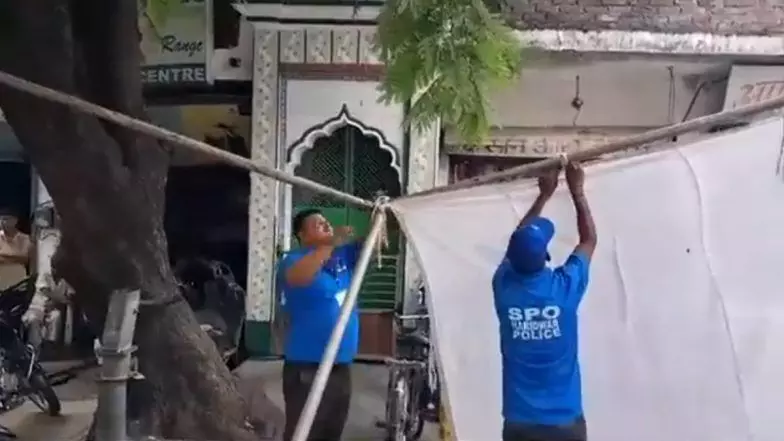 കാവഡ് യാത്ര: മസ്ജിദും മഖ്ബറയും കെട്ടിമറച്ച് ഉത്തരാഖണ്ഡ് സര്ക്കാര്; വിവാദമായപ്പോള് മാറ്റി(വീഡിയോ) കാവഡ് യാത്ര: മസ്ജിദും മഖ്ബറയും കെട്ടിമറച്ച് ഉത്തരാഖണ്ഡ് സര്ക്കാര്; വിവാദമായപ്പോള് മാറ്റി(വീഡിയോ)