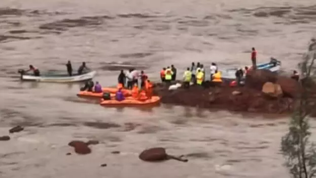 ഷിരൂരില് മുങ്ങല് വിദഗ്ധന് ഈശ്വര് മല്പെ ഒഴുക്കില്പ്പെട്ടു ഷിരൂരില് മുങ്ങല് വിദഗ്ധന് ഈശ്വര് മല്പെ ഒഴുക്കില്പ്പെട്ടു