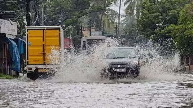 കനത്ത മഴ: മൂന്ന് ജില്ലകളിലെ വിദ്യാഭ്യാസ സ്ഥാപനങ്ങള്ക്ക് നാളെ അവധി കനത്ത മഴ: മൂന്ന് ജില്ലകളിലെ വിദ്യാഭ്യാസ സ്ഥാപനങ്ങള്ക്ക് നാളെ അവധി
