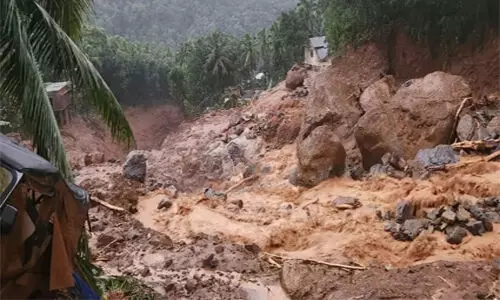 കോഴിക്കോട് വിലങ്ങാട് ഉരുൾപൊട്ടിയത് പത്തോളം തവണ; 20 ഓളം വീടുകൾക്ക് നാശനഷ്ടം, ഒരാളെ കാണാതായി കോഴിക്കോട് വിലങ്ങാട് ഉരുൾപൊട്ടിയത് പത്തോളം തവണ; 20 ഓളം വീടുകൾക്ക് നാശനഷ്ടം, ഒരാളെ കാണാതായി