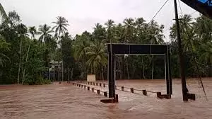 നദികളില് ജലനിരപ്പുയരും; മാറിത്താമസിക്കാന് നിര്ദേശം നദികളില് ജലനിരപ്പുയരും; മാറിത്താമസിക്കാന് നിര്ദേശം