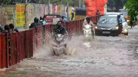അതിതീവ്ര ന്യൂനമര്‍ദം അടുത്ത മണിക്കൂറുകളില്‍ ചുഴലിക്കാറ്റായി മാറും; തമിഴ്‌നാട്ടില്‍ ജാഗ്രതാ നിര്‍ദേശം