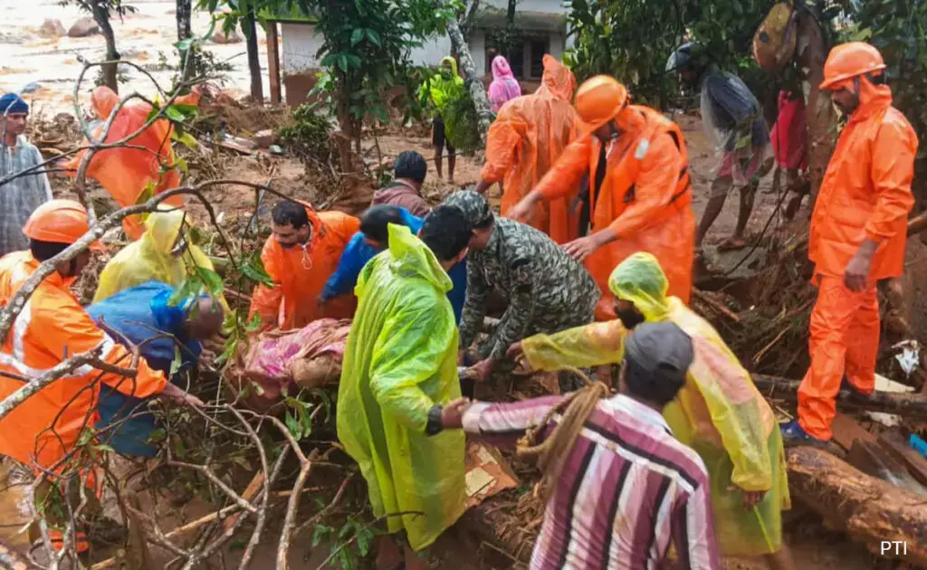 ചാലിയാറിൽ നിന്ന് ഇന്നും രണ്ട് ശരീര ഭാഗങ്ങൾ കണ്ടെടുത്തു ചാലിയാറിൽ നിന്ന് ഇന്നും രണ്ട് ശരീര ഭാഗങ്ങൾ കണ്ടെടുത്തു